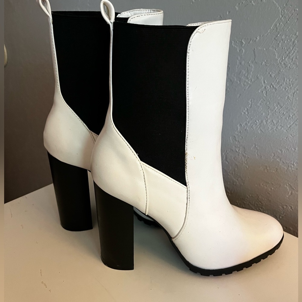 Forever 21 White High Heeled Ankle Booties Size 7.5